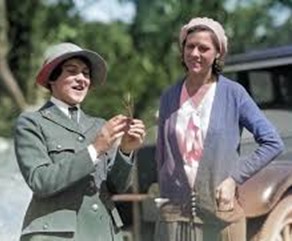 Park ranger/naturalist, Polly Mead, discussing plant identification with a park visitor.